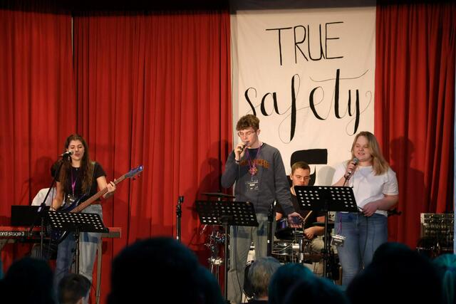 Die Band spiele jeden Abend Worship-Songs. | Foto: Mara Brunzel