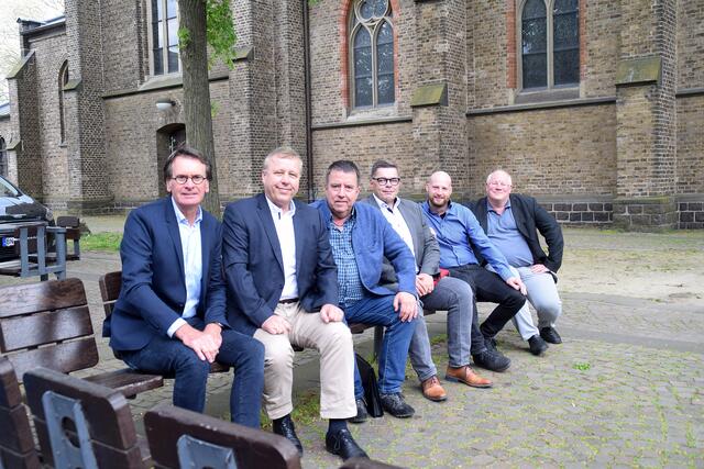 Der Beueler Kirchvorplatz soll aufgewertet und in Josefplatz umbenannt werden. Die Ideen stellte das zuständige Projektteam jetzt vor.  | Foto: fes