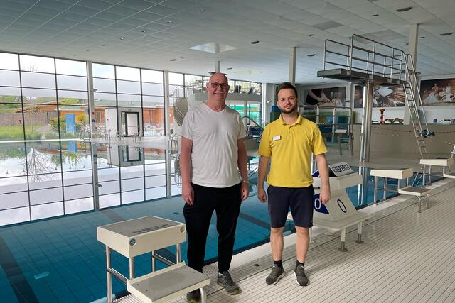 Alle Arbeiten sind erledigt. Der leitende Schwimmmeister Rainer Kluge (l.) und der technische Leiter Valon Bytyqi freuen sich, wieder Besucher im Bad begrüßen zu dürfen.   | Foto: Nina Ernst/pp/Agentur ProfiPress