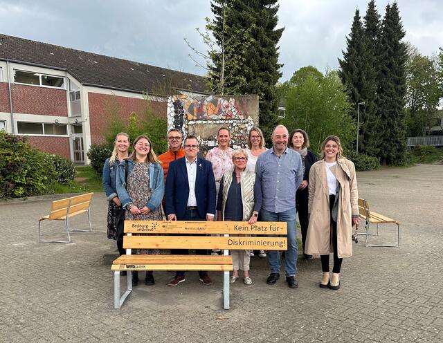 Die Schulen im Bedburger Schulzentrum engagieren sich gegen Rassismus und Ausgrenzung. Die etwas sonderbaren Sitzbänke sollen für das Thema sensibilisieren. | Foto: Stadt Bedburg