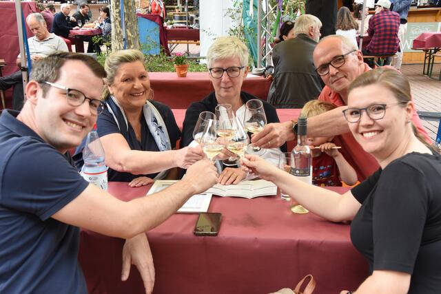 Für den angebotenen Wein gab es beim Weinfest auf dem Theaterplatz in Bad Godesberg viel Lob vom Publikum. | Foto: AS