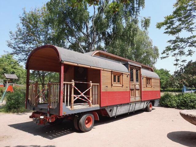 Der Zirkuswagen steht auf dem Sportplatz an der Aggerstraße. | Foto: CDU