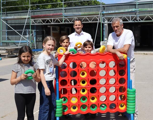 An zwei Schultagen konnten die Kinder in der Turnhalle klettern, hüpfen, toben und rennen. Auf dem Schulhof nutzten sie  die  zahlreichen  Spielmöglichkeiten.  | Foto: Stadt Pulheim