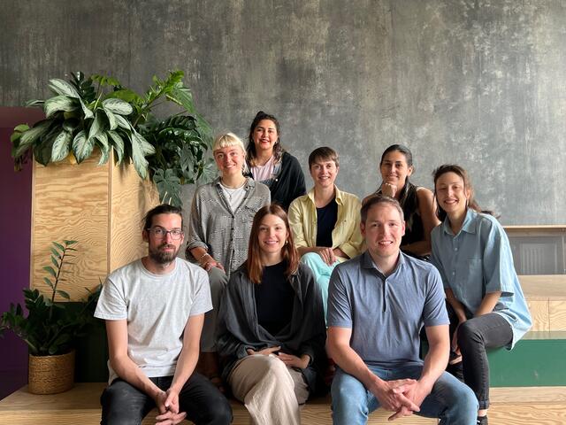 Die künstlerische Projektleitung Katharina Huber (r.), und der Geschäftsführer des ASB Rhein-Erft/Düren Johannes Thormann (u.r.) stellen das Projektteam vor.  | Foto: Studios für Kulturelle Bildung