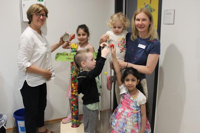 Nisanor (6), Kilian (5), Emma (3) auf dem Arm von Nicole Hinz und Zaha (5) präsentieren Britta Demmer (1.v.l) vom NaturGut Ophoven ihre Klimameilen. | Foto: Naturgut