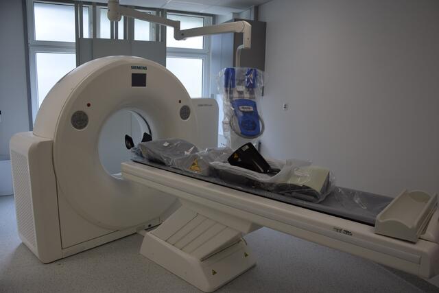 Modernste Technik wartet auf ihren Einsatz - hier der Computertomograph. | Foto: Volker Düster