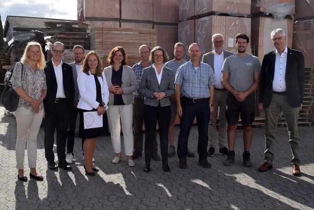 Besuch vor Ort: Ina Scharrenbach (7. von links) bei ihrem Besuch der Rheinbacher Bauunternehmung Theodor Weber mit Vertretern des Kreises, der Stadt, der Handwerkskammer und des Westdeutschen Handwerkstages. | Foto: Frank Engel-Strebel