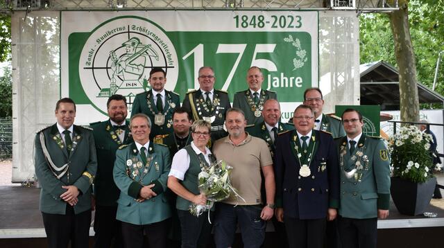 v.l. hinten: Fabio Cardaci, Burkhard Wolf, Frank Habeth; vorne: Sven Reininghaus, Heiko Kleusch, Rolf Vosen, Jens Schnitzler, Helga Küpper mit Ehemann Dirk, Jochen Meurer, Jürgen Mührer, Ralf Jung und Karsten Simon. | Foto: St. Kunibertus Schützengesellschaft Gymnich