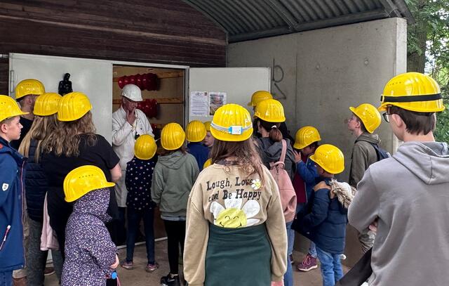 Einen Ausflug in Mechernichs Vergangenheit unternahmen die „Ferienspaß“-Kinder in zwei sehr gut gefüllten Gruppen im Bergbaumuseum Grube Günnersdorf. Ausgestattet mit Helm und Taschenlampe gingen sie unter Tage auf Schatzsuche. | Foto: Anja Lehmann/K.O.T./pp/Agentur ProfiPress