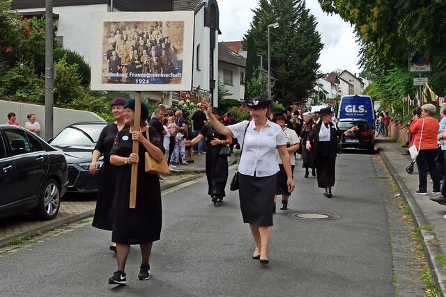 Kunterbunter Festzug: Mertens Vereine und Einrichtungen sorgten für tolle Stimmung. | Foto: fes