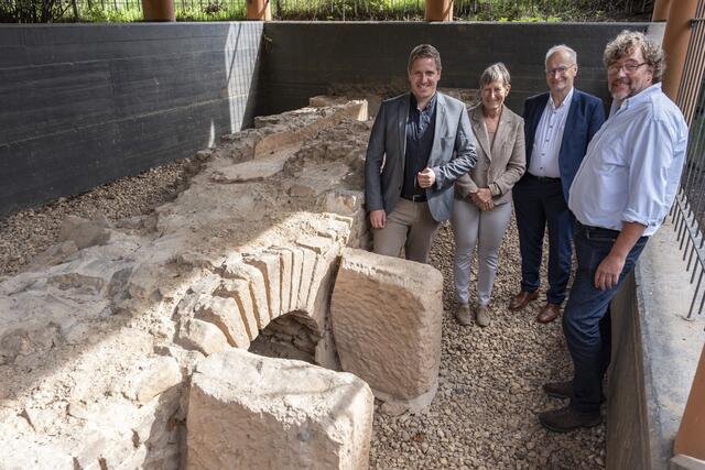 Die Aquäduktbrücke bei Mechernich-Vollem wurde nach dem Hochwasser 2021 von Steinrestaurator Thomas Sieverding (r.) aufwendig saniert werden. Gemeinsam mit Landrat Markus Ramers (v.l.), Petra Tutlies (LVR) und Mechernichs Bürgermeister Dr. Hans-Peter Schick präsentierte er das Programm der Archäologietour Nordeifel am Sonntag, 1. Oktober.  | Foto: Ronald Larmann/pp/Agentur ProfiPress