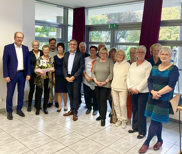 Derzeit sind 14 „Grüne Damen“ und Herren im Dienst. Zum 40-jährigen Jubiläum gratulierten Bürgermeister Volker Mießeler (li.) und MHK-Geschäftsführer Oliver Bredel (Mitte). | Foto: MHK