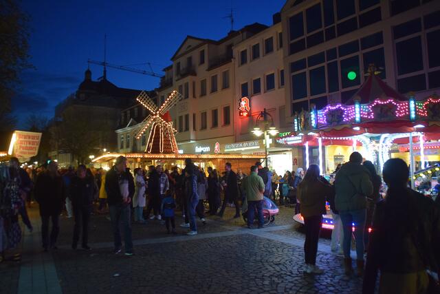 Hier kommt vorweihnachtliche Atmosphäre auf: Der Brühler Martinsmarkt lädt vom 10. bis 12. November in die Innenstadt ein. Sonntag haben die Brühler Geschäfte von 13 bis 18 Uhr auf.  | Foto: RAG Archiv