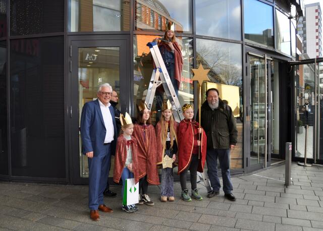 Die Sternsinger, die den Segen am Rathaus anbrachten, wurden von Bürgermeister Bernhard Marewski (rechts) und Stadtdirektor Marc Adomat (links) begrüßt. | Foto: Stadt Leverkusen
