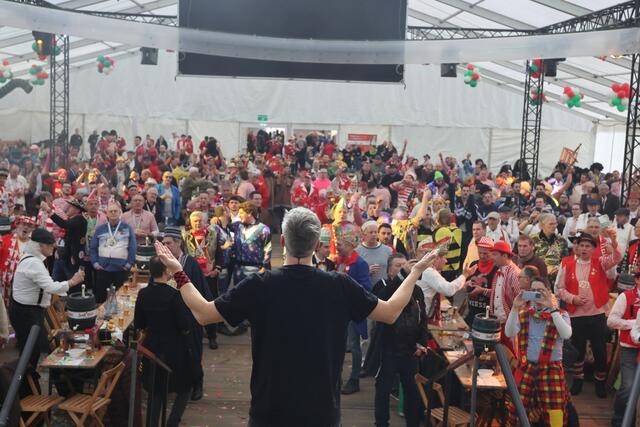 600 kostümierte Männer feierten im großen Festzelt am ATG.  | Foto: Michael Kupper