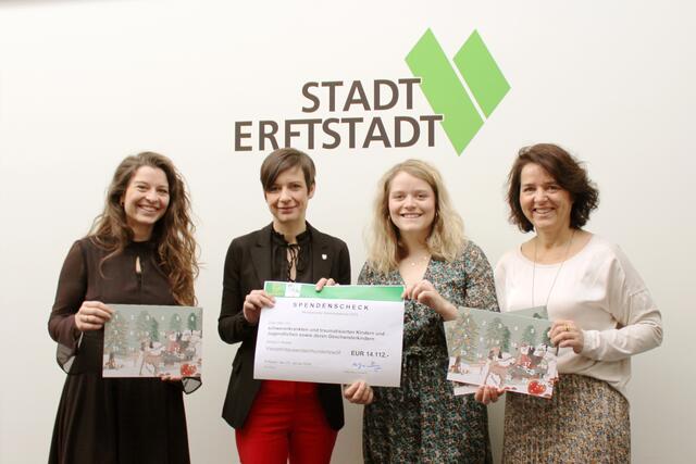Musikschulleiterin Julia Berg (v.l.), Bürgermeisterin Carolin Weitzel sowie Victoria Berg und Helga Berg vom Vorstand der Klaus Geske Stiftungen durften stolz auf das Spendenergebnis des musikalischen Adventskalenders sein. | Foto: Stadt Erftstadt