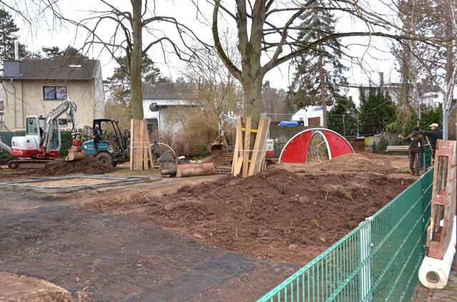 Wie hier im unteren linken Bildbereich schütz teils ein Gitter vor der Bleibelastung, über welches 35 Zentimeter Erde aufgeschüttet und Rollrasen gelegt wird. | Foto: Henri Grüger/pp/Agentur ProfiPress