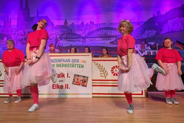 Ein Träumchen in Pink: Eine der Tanzgruppen der Bonner Werkstätten tanzte zu den Hits aus dem „Barbie“-Film.  | Foto: fes