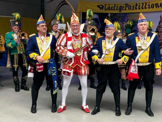 Schunkeln total: Zur Musik der Treuen Husaren feierte unser Prinzen-Dreamteam nicht nur den Empfang der Kreishandwerkschaft, sondern auch den neuen Prinzenwagen. | Foto: Montserrat Manke