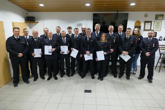 Stellvertretend für den Stadtbrandinspektor hatte Brandoberinspektor Markus Weber die Ehrungen und Beförderungen ausgesprochen: Das Feuerwehrehrenzeichen in Gold (35 Jahre aktiver Dienst) erhielten Markus Heinen und Willi Denrath; für 25 Jahre aktiver Dienst wurden mit dem Feuerwehrehrenzeichen in Silber Christian Schild und Sebastian Gohrbandt ausgezeichnet. Die Ehrennadel erhielt Rolf Driller (40 Jahre Dienst in der Löschgruppe).Die Fluthelfer-Medaille wurde verliehen an Dennis Lang, Kevin Wolf, Torsten Mühlstein, Andreas Kohl und Sebastian Gohrbrandt. Über ihre Beförderung freuten sich Max Velleuer (Feuerwehrmann), Benedikt Hamecher (Brandmeister), Sebastian Josefiak (Oberbrandmeister), Ann-Kathrin Thies( Feuerwehrfrau) und Monika Jüssen (Feuerwehrfrau). | Foto: FF Rösberg