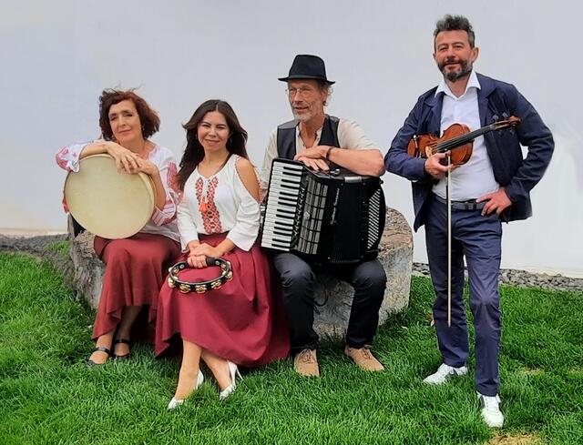Bella Liebermann (Gesang, Piano), Karyna Serdiuk (Gesang), Daniel Marsch (Akkordeon) Igor Mazritsky (Violine) (v.l.) und sind das Ensemble Kol-Colé. | Foto: Kol Colé