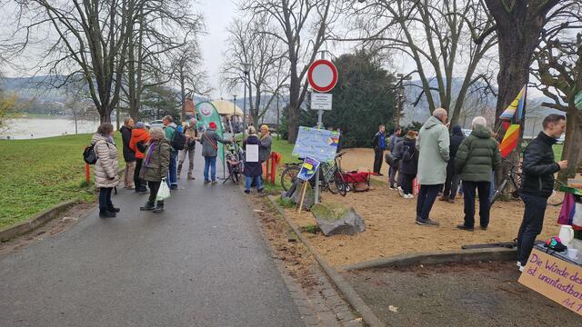 Demonstranten warteten unter anderem vergeblich an der Bastei in Bad Godesberg auf die Teilnehmer der Werteunion-Veranstaltung, die schließlich auf dem Rhein zur Gründung der neuen rechtskonservativ ausgerichteten Partei zusammengekommen waren.  | Foto: AS