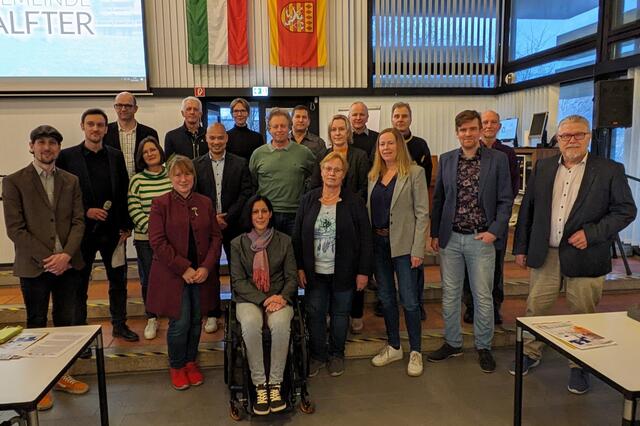 Starkes Zeichen gegen Rechts: Die Vertreter aller sechs im Rat vertretenen Parteien und Wählergemeinschaften präsentierten vor der jüngsten Ratssitzung ihre Erklärung. | Foto: Frank Engel-Strebel