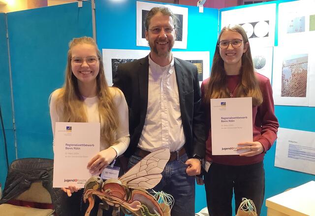 Johanna Uhlmann (l.) und Miriam Franzen, hier mit Projektbetreuer Alexander Schreiber, heimsten beim Regionalwettbewerb von „Jugend forscht“ an der Uni Bonn einen Sonderpreis für das städtische Gymnasium am Turmhof in Mechernich ein.  | Foto: Micha Kreitz/GAT/pp/Agentur ProfiPress