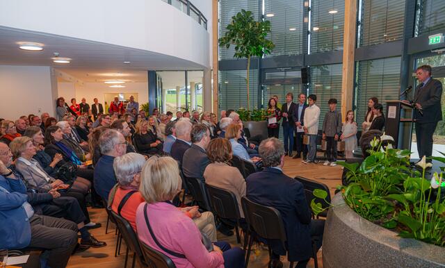 Vorsitzender Dr. Willi Fuchs begrüßt die geladenen Gäste zur Eröffnungsfeier vom Sibilla Hospiz. | Foto: Heimermann