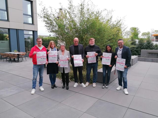 Viele Organisationen, Einzelhändler und Unternehmen beteiligen sich am 17. Stadtfest in der Euskirchener Innenstadt.  | Foto: Thomas Limbach