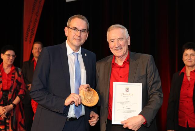 Wolfgang Voges erhielt von Bürgermeister Stefan Rosemann das Ehrenwappen der Kreisstadt Siegburg.  | Foto: BG