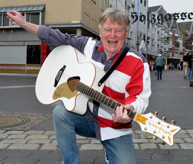 Mit 78 Jahren gibt Tom T. Marshall von 13 bis 17 Uhr beim Ochsenfest einen Soloauftritt mit Welthits von Elvis, Cliff Richard, Johnny Cash, Beatles, Everly Brothers, John Denver und vielen anderen Weltstars. | Foto: Marshall