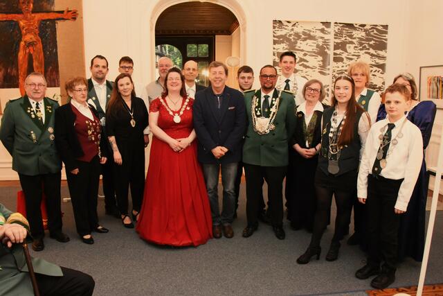Bezirksbürgermeister Michael Wenzel (Bildmitte) mit den beim Schützenempfang im Haus an der Redoute anwesenden Präsidenten, Brudermeistern und Vorsitzenden sowie den Schützenmajestäten der Bad Godesberger Schützenbruderschaften.  | Foto: AS