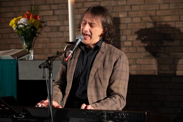 Pippo Pollina begeisterte sein Publikum in der Kirche. 
                                                                                     | Foto: Vera Marzinski