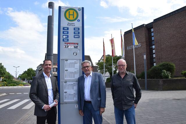 Bürgermeister Dieter Spürck, REVG-Geschäftsführer Walter Reinarz und ÖPNV-Beauftragter Thomas Kümpel (von links) stellten die            ÖPNV-Optimierungsmaßnahmen im Kerpener Stadtgebiet vor. | Foto: Martina Thiele-Effertz