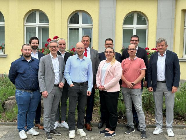 (Vorne, v.l.n.r.) Deniz Yildirim (Projektmanager SME), Werner Abromeit (Geschäftsführung GVG), Julian Schmitz (Projektingenieur GVG), Karolin Beloch (Beigeordnete und Kämmerin), Sascha Bormann (Amtsleitung Gebäudemanagement), Sebastian Ludyga (Technischer Leiter/Prokurist Stadtwerke), (hinten, v.l.n.r.) Carsten Biet (Projektmanager SME), Dr. Stefan Röder (Geschäftsführender Gesellschafter SME), Bürgermeister Ralph Manzke, Gunnar Ohrndorf (Erster Beigeordneter) und Jens Forstner (Amtsleitung Umwelt, Klimaschutz und Grünflächen) trafen sich im Neuen Rathaus der Stadt Wesseling zum Kick Off-Gespräch zur Erstellung des kommunalen Wärmeplans. | Foto: Stadt Wesseling