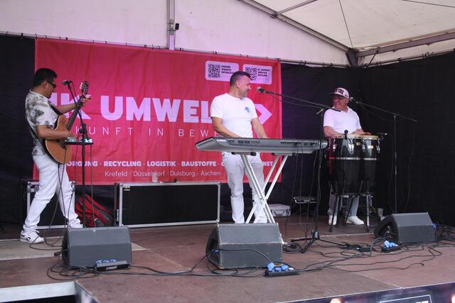 Die heißen Samba- und Salsaklänge von „Latino Total“ lockten den einen oder anderen Zuschauer zu einer kleinen Tanzeinlage auf das Parkett.  | Foto: Lena Großekathöfer