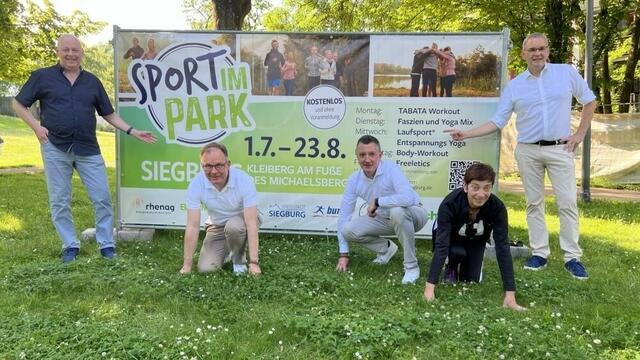 Sie kooperieren für Sport im Park (von links): Michael Römer, der Vorsitzende des Stadtsportverbands, Markus Eich von der Barmer, Vizebürgermeister Oliver Schmidt, Sabine Schellenbach vom Siegburger Turnverein und Bürgermeister Stefan Rosemann. | Foto: Raimund Lenz