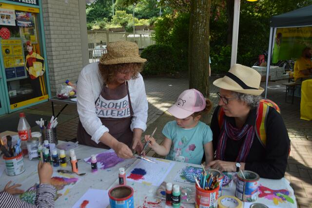 Künstlerin Brigitte Honné (links) zeigte im Brückerfeld den kleinen Künstlern die richtige Maltechnik.  | Foto: Ursula Willumat