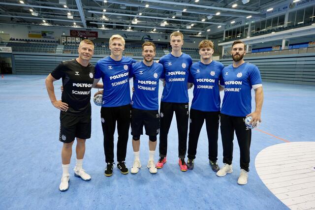 Trainer Gudjon Valur Sigrudsson mit den Neuzugängen. | Foto: VfL Gummersbach / Be.A.Star-Productions