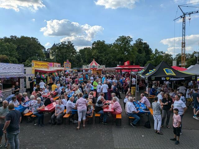 Ist das voll? Das ist voll! Das neue Konzept für die Anna-Kirmes hat funktioniert. Im September geht es weiter.  | Foto: Foto fes