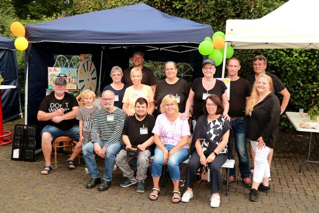 Die Helfer beim Sommerfest gruppieren sich gerne für ein Gruppenfoto. | Foto: Steimel