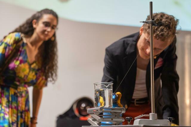 Aufführung 2022 des Physikshow-Musicals der Universität Bonn: “Vita” und “Jupi” beim Experimentieren.  | Foto: Barbara Frommann / Universität Bonn