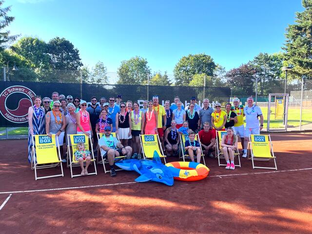 Mit Blumenkränzen wurden Besucher und Teilnehmer des 1. Beach Cups auf dem Clubgelände des TC Schwarz-Rot Habbelrath begrüßt.  | Foto: TC Schwarz-Rot Habbelrath