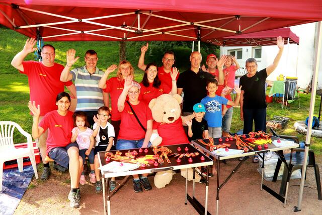 Die DLRG-Ortsgruppe Ruppichteroth nahm mit großer Mannschaft und ihrem Slogan: „Du brauchst uns nicht, bis du uns brauchst“ am Familienfest teil. | Foto: Steimel