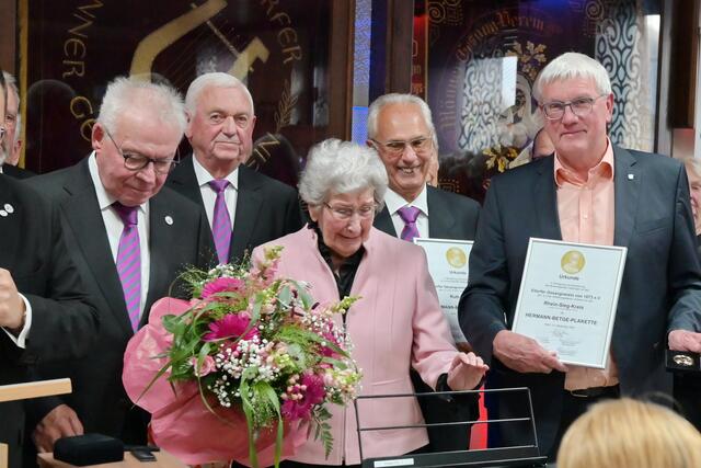 Gesangvereins-Vorsitzender Günter Marx (li.) überreichte die neue Plakette nebst Urkunden an Ruth Betge (Mitte) und Landrat Sebastian Schuster (re.). | Foto: Herkenrath