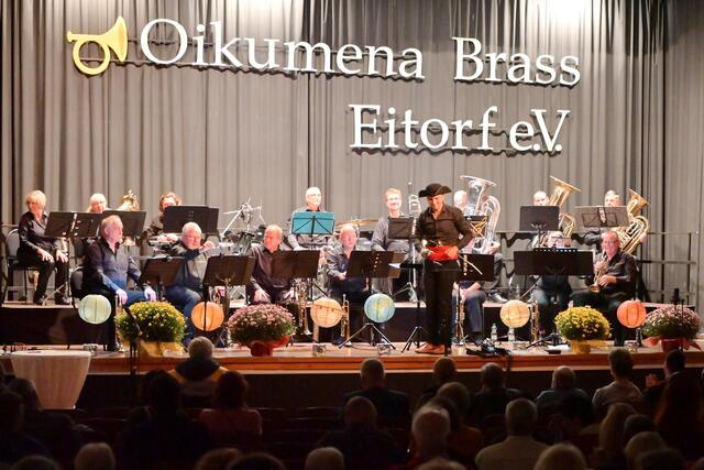 Stilecht mit Säbel und Enterhaken trieb Dirigent Mircea-Mihai Spanu bei der Musik zu „Fluch der Karibik“ das Ensemble zur Höchstleistung an. | Foto: Herkenrath
