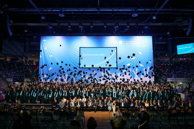 Die Hochschule Bonn-Rhein-Sieg (H-BRS) hat mit einer zentralen Feier im Telekom Dome rund 550 Absolventinnen und Absolventen des vergangenen Akademischen Jahres verabschiedet. | Foto: Nathan Dreessen / H-BRS