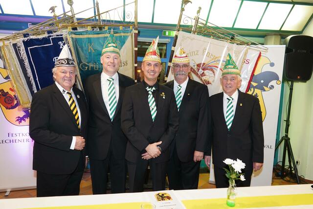 Der designierte Frechener Karnevalsprinz und sein Team: (v.l.) Prinzenführer Ferdi Huck, Adjutant Fredi Bollfraz, Prinz „Thomas I.“ in spe Thomas Schwieger, Adujutant Christian Simons und Fahrer Hans Sodt.  | Foto: Stadt Frechen