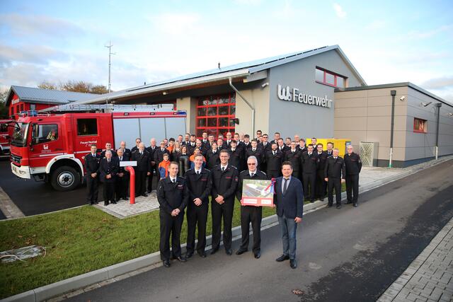 Eine Luftaufnahme des erweiterten Standorts überreichte Bürgermeister Ulrich Stücker (vorne r.) an Wiehls Feuerwehrchef Jens Schmidt und die Führung der Einheit Bomig (Sebastian Fritz, Patrick Noss, Christopher Gandenberger).  | Foto: Christian Melzer